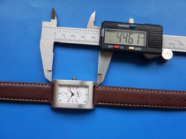 NEUVE MAGNA CARTA TANK INCURVÉ MONTRE HABILLÉE CADRAN BLANC ACIER BOÎTIER BROSSÉ – Image 11