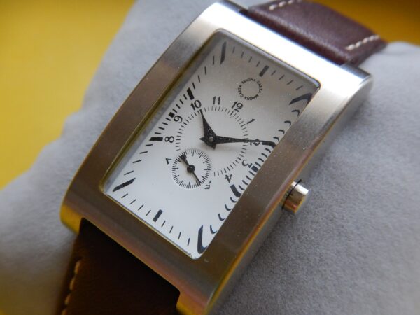 NEUVE MAGNA CARTA TANK INCURVÉ MONTRE HABILLÉE CADRAN BLANC ACIER BOÎTIER BROSSÉ – Image 6