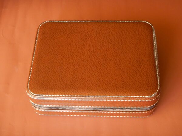 POUR 4 MONTRES BOITE BOX POCHETTE BOITIER COFFRET ETUI MARRON CLAIR COUTURE BLANCHE – Image 2