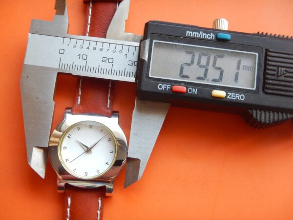 SOBRE MONTRE NEUVE MAGNA CARTA INCURVÉE SUPER QUALITE ACIER STOCK NEUF N.O.S. – Image 12
