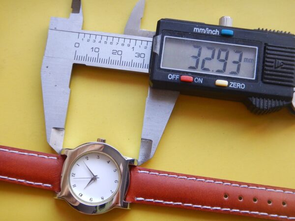 SOBRE MONTRE NEUVE MAGNA CARTA INCURVÉE SUPER QUALITE ACIER STOCK NEUF N.O.S. – Image 13