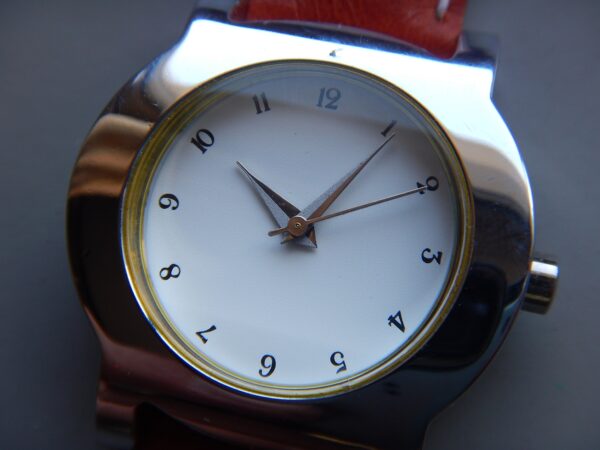 SOBRE MONTRE NEUVE MAGNA CARTA INCURVÉE SUPER QUALITE ACIER STOCK NEUF N.O.S. – Image 3