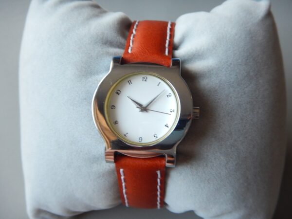 SOBRE MONTRE NEUVE MAGNA CARTA INCURVÉE SUPER QUALITE ACIER STOCK NEUF N.O.S. – Image 2