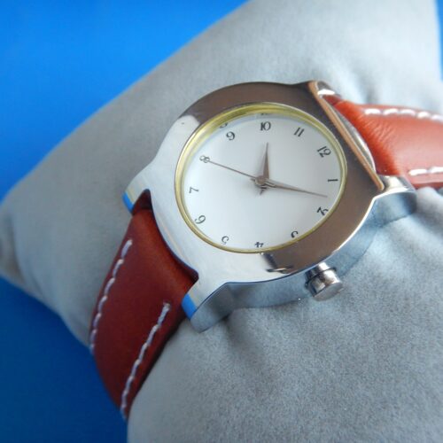 SOBRE MONTRE NEUVE MAGNA CARTA INCURVÉE SUPER QUALITE ACIER STOCK NEUF N.O.S.
