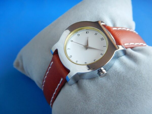 SOBRE MONTRE NEUVE MAGNA CARTA INCURVÉE SUPER QUALITE ACIER STOCK NEUF N.O.S.