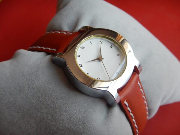 SOBRE MONTRE NEUVE MAGNA CARTA INCURVÉE SUPER QUALITE ACIER STOCK NEUF N.O.S. – Image 5
