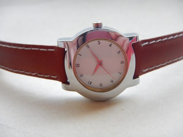 SOBRE MONTRE NEUVE MAGNA CARTA INCURVÉE SUPER QUALITE ACIER STOCK NEUF N.O.S. – Image 4