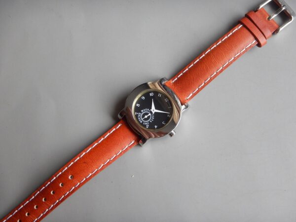 SOBRE MONTRE NEUVE MAGNA CARTA INCURVÉE SUPER QUALITE ACIER STOCK NEUF N.O.S. – Image 13