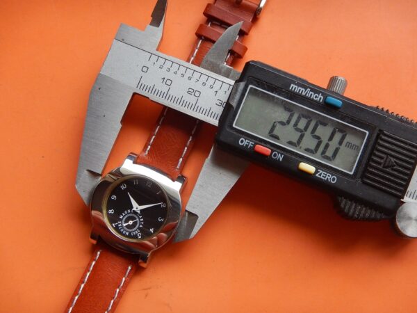 SOBRE MONTRE NEUVE MAGNA CARTA INCURVÉE SUPER QUALITE ACIER STOCK NEUF N.O.S. – Image 14