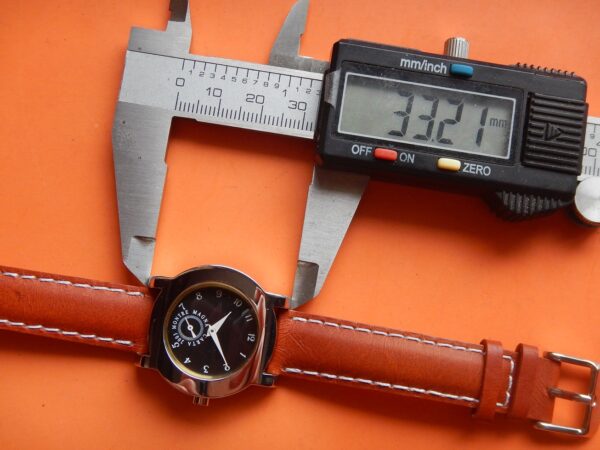 SOBRE MONTRE NEUVE MAGNA CARTA INCURVÉE SUPER QUALITE ACIER STOCK NEUF N.O.S. – Image 15
