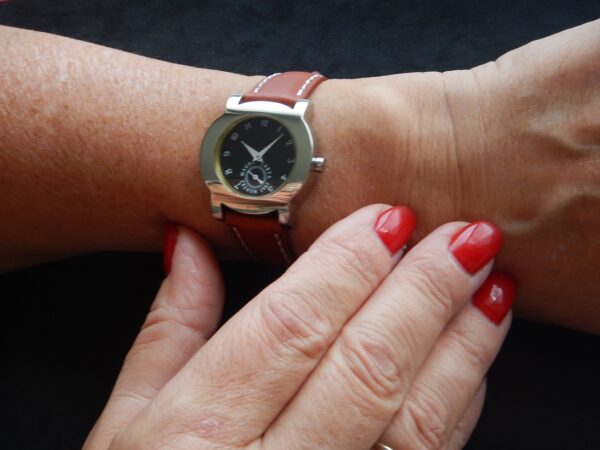 SOBRE MONTRE NEUVE MAGNA CARTA INCURVÉE SUPER QUALITE ACIER STOCK NEUF N.O.S. – Image 3