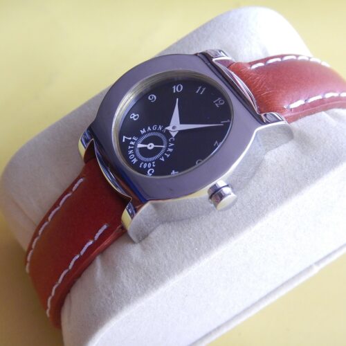 SOBRE MONTRE NEUVE MAGNA CARTA INCURVÉE SUPER QUALITE ACIER STOCK NEUF N.O.S.
