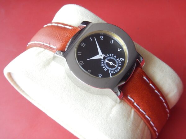 SOBRE MONTRE NEUVE MAGNA CARTA INCURVÉE SUPER QUALITE ACIER STOCK NEUF N.O.S. – Image 4