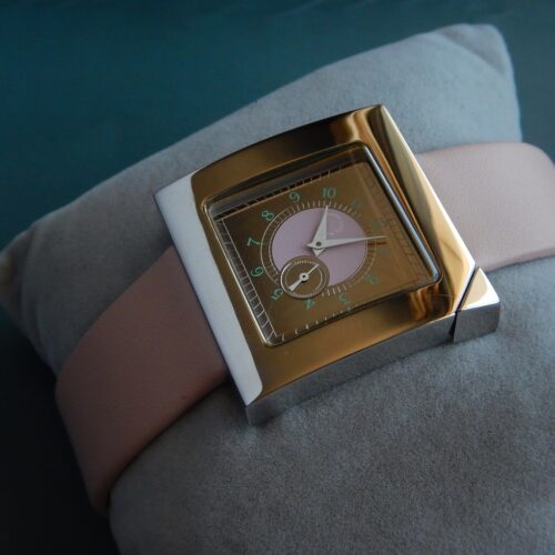 ORIGINALE MONTRE CARRÉE CADRAN MIROIR ET ROSE AVEC REMONTOIR INTÉGRÉ AU BOITIER